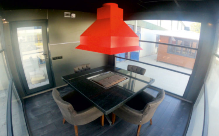 Giyotin Camlı Mangal Kulübesi: Hareketli Cam Sistemli Modern Gurme Alanı